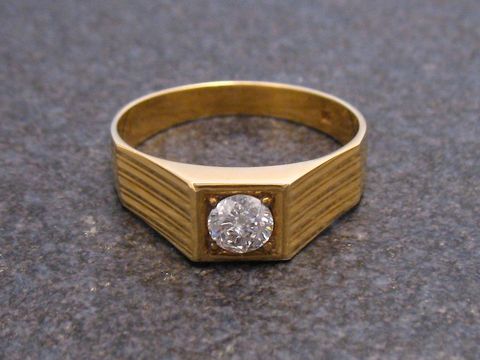 Ring Brillant 0,44 ct W P1 Gold 585 Gr 64 20,5 Hersteller Juwelier Harnisch über Gr 60 19 klarer, runder Diamant in goldfarbener Fassung mit dekorativer Struktur.