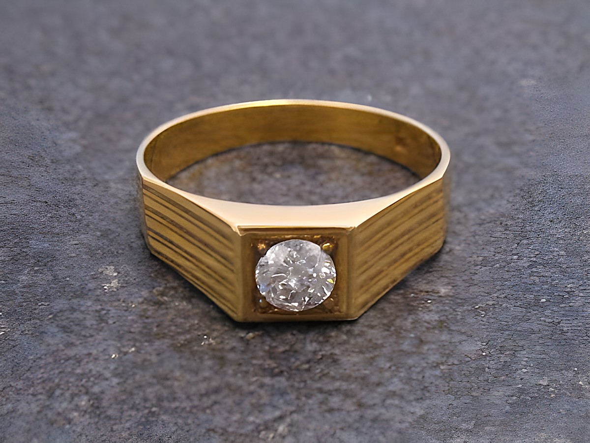 Ring Brillant 0,44 ct W P1 Gold 585 Gr 64 20,5 Hersteller Juwelier Harnisch über Gr 60 19 klarer, runder Diamant in goldfarbener Fassung mit dekorativer Struktur.