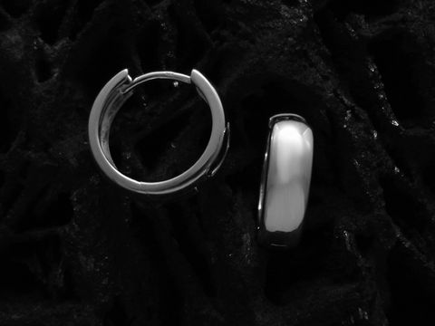 Creolen 1,4 cm aus Sterling Silber, klassisch und poliert, von Juwelier Harnisch, bis 15 mm, in elegantem Design auf schwarzem Hintergrund abgebildet.