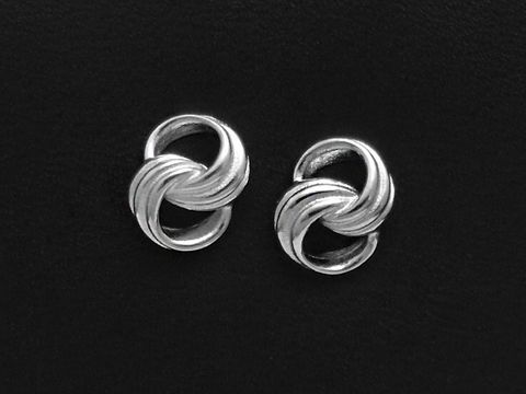 Silber Ohrring rhodiniert im Ring in Ring Design, retro, Hersteller Juwelier Harnisch, Ohrstecker ohne Stein, elegante und zeitlose Optik auf schwarzem Hintergrund.