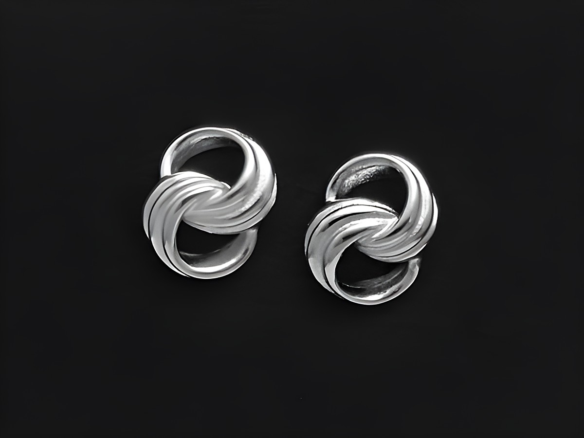 Silber Ohrring rhodiniert im Ring in Ring Design, retro, Hersteller Juwelier Harnisch, Ohrstecker ohne Stein, elegante und zeitlose Optik auf schwarzem Hintergrund.