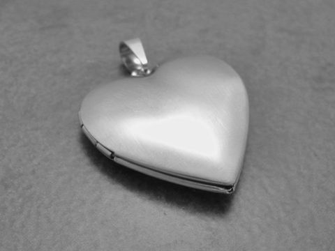 65425-0 Medaillon aus Edelstahl in Herzform, elegant mattiert, Hersteller: Juwelier Harnisch, ideales Schmuckstück für besondere Anlässe oder persönliche Erinnerungen.