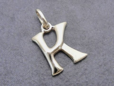 K-Buchstaben Anhänger teilmattiert aus Gold 333, hergestellt von Juwelier Harnisch, in klassischer Form für individuellen Schmuckeinsatz.