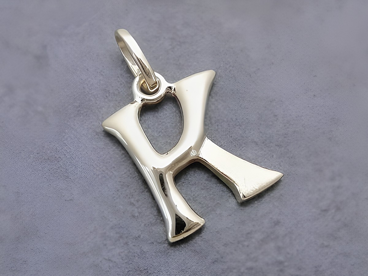 K-Buchstaben Anhänger teilmattiert aus Gold 333, hergestellt von Juwelier Harnisch, in klassischer Form für individuellen Schmuckeinsatz.