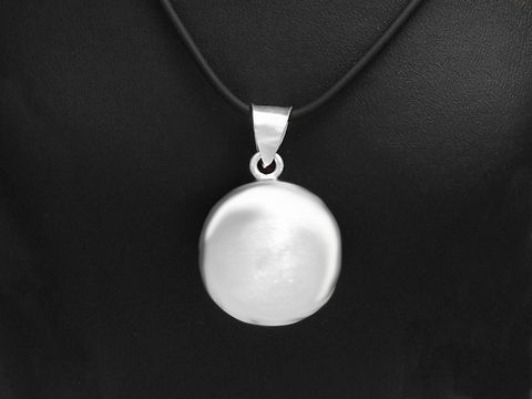 Klangkugel aus Sterling Silber, an einem schwarzen Halsband befestigt, glänzende Oberfläche, zeitloses Design, von Juwelier Harnisch, ideal für Harmoniekugeln Liebhaber.