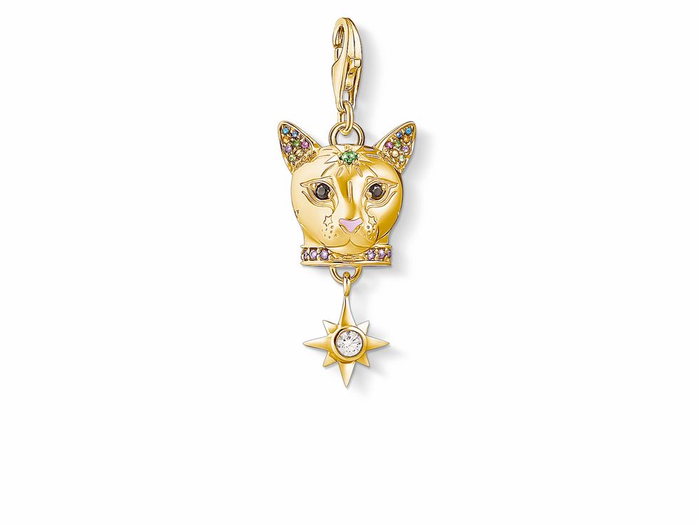 Thomas Sabo Charm-Anhänger 1819-471-7 in Form einer Katze aus vergoldetem Sterling Silber mit bunten Zirkonia-Steinen und einem Anhänger in Form eines Sterns.