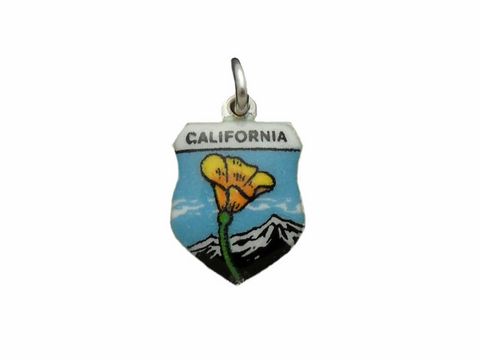 Silber Anhänger in Form eines Wappens mit der Aufschrift California, abgebildet ist eine blühende Kalifornische Mohnblume vor einer Berglandschaft, Hersteller Juwelier Harnisch.