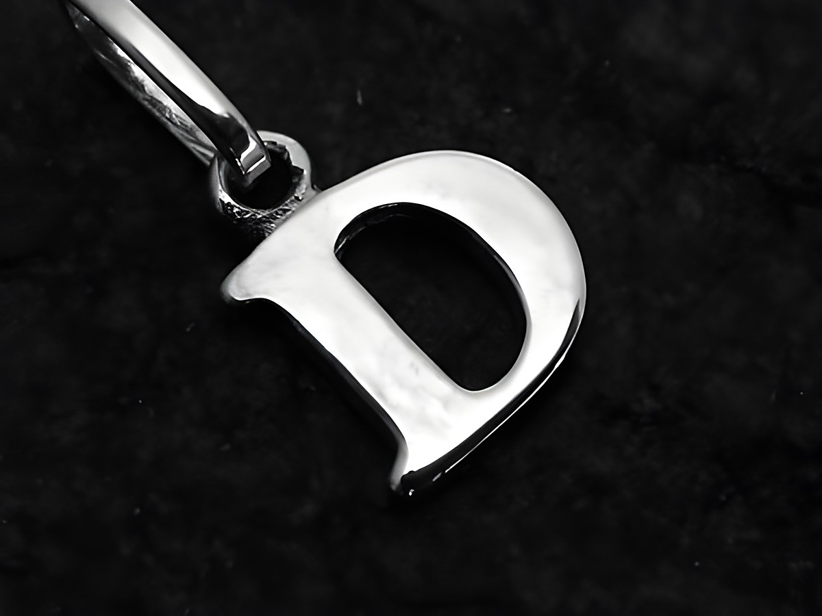 Buchstabe D Anhänger aus 925 Sterling Silber rhodiniert, glänzende Oberfläche, hergestellt von Juwelier Harnisch, ideal als persönliches Schmuckstück oder Geschenk.