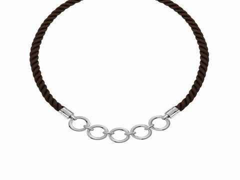 Braune Kette aus gekordeltem Material mit silbernen Elementen, Länge von 41 bis 43 cm, hergestellt von Ti Sento, ideal für stilvolle Akzente und Kombinationen.