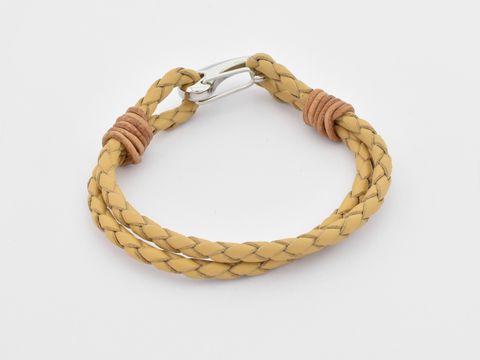 Leder Armband 2 fach geflochten in ocker mit einer Länge von 19 cm, Hersteller Juwelier Harnisch, elegantes Design und hochwertiges Material.