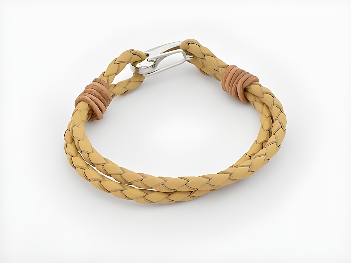 Leder Armband 2 fach geflochten in ocker mit einer Länge von 19 cm, Hersteller Juwelier Harnisch, elegantes Design und hochwertiges Material.