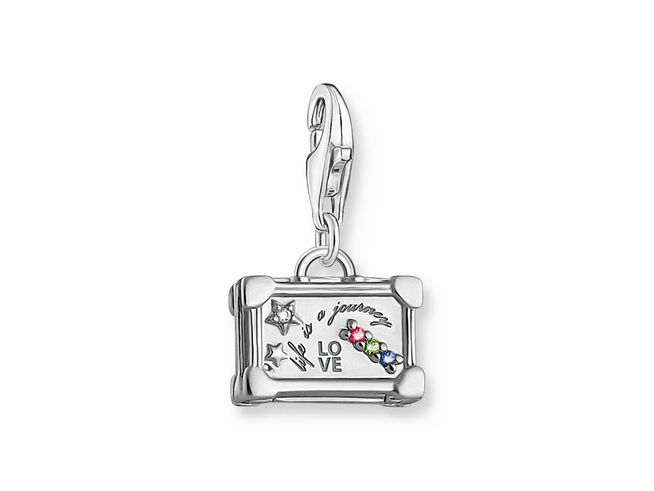 Silberner Charm-Anhänger von Thomas Sabo in Form eines Koffers mit bunten Glas-Keramik Steinen und eingravierten Motiven, ideal für Strand- und Meerliebhaber.
