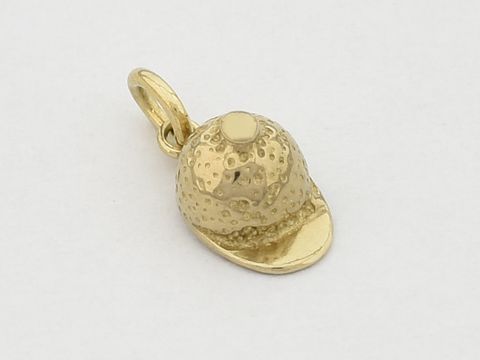 Niedlicher Anhänger in Form einer Mütze aus 333 Gold, ideal für Reiter. Hersteller: Juwelier Harnisch, perfekt für sportliche Anlässe.