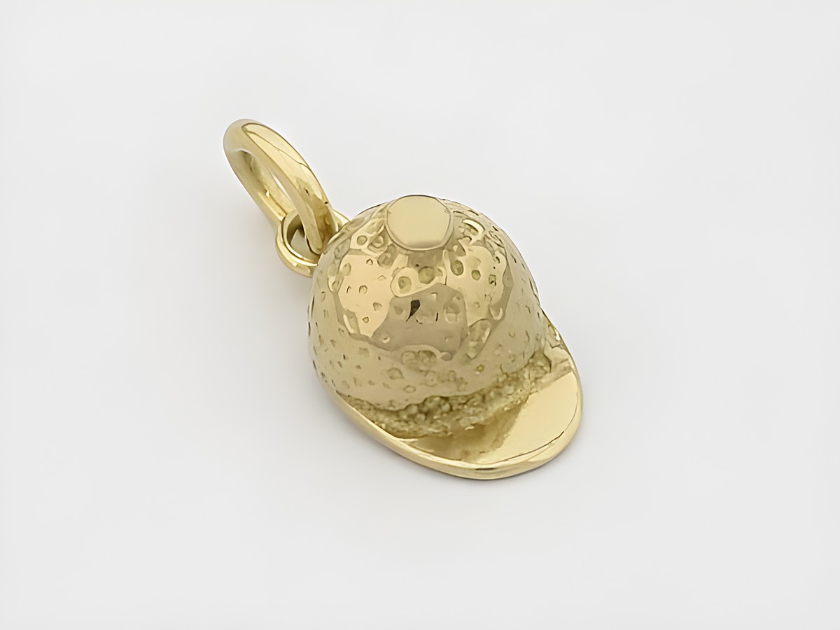 Niedlicher Anhänger in Form einer Mütze aus 333 Gold, ideal für Reiter. Hersteller: Juwelier Harnisch, perfekt für sportliche Anlässe.
