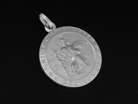 Silberanhänger mit dem Motiv des Heiligen Christophorus, rhodiniert, rund, von Juwelier Harnisch, zeigt den Schutzpatron und die Inschrift Saint Christopher Protect Us.