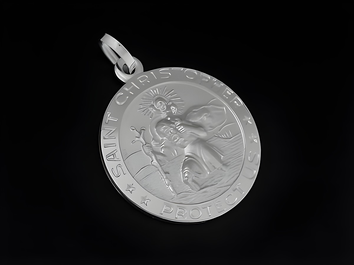 Silberanhänger mit dem Motiv des Heiligen Christophorus, rhodiniert, rund, von Juwelier Harnisch, zeigt den Schutzpatron und die Inschrift Saint Christopher Protect Us.