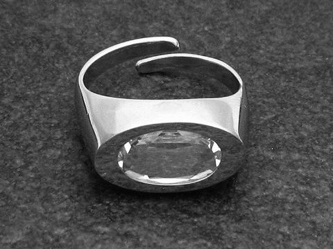 Silberring mit rhodiniertem Finish und einem großen, facettierten Bergkristall in der Mitte, verstellbar für optimalen Tragekomfort, von Juwelier Harnisch.