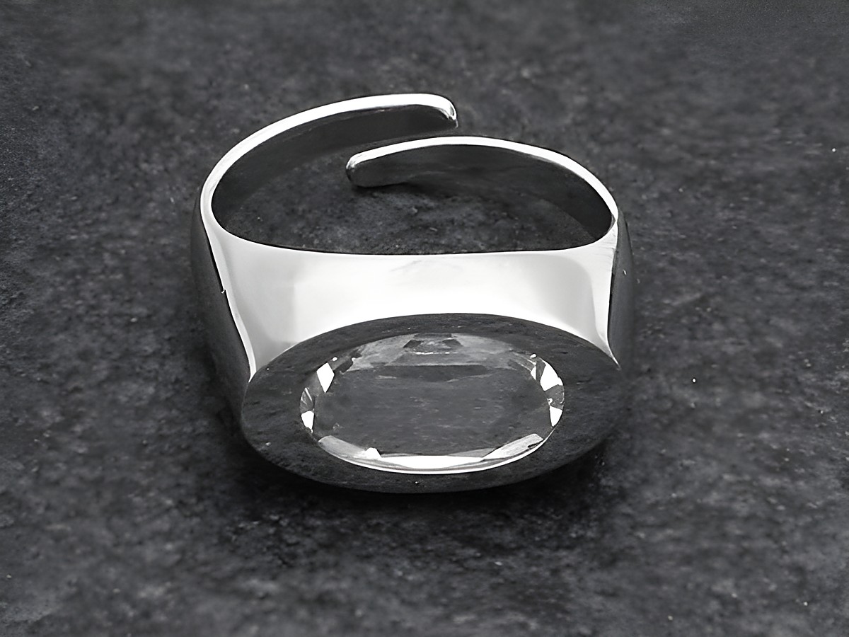Silberring mit rhodiniertem Finish und einem großen, facettierten Bergkristall in der Mitte, verstellbar für optimalen Tragekomfort, von Juwelier Harnisch.