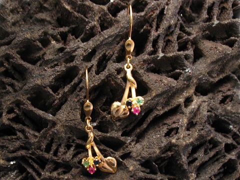 Ohrringe Gold Ohrhänger mit Smaragd, Rubin und Safir von Juwelier Harnisch, elegantes Design mit farbigen Steinen, perfekt für besondere Anlässe.