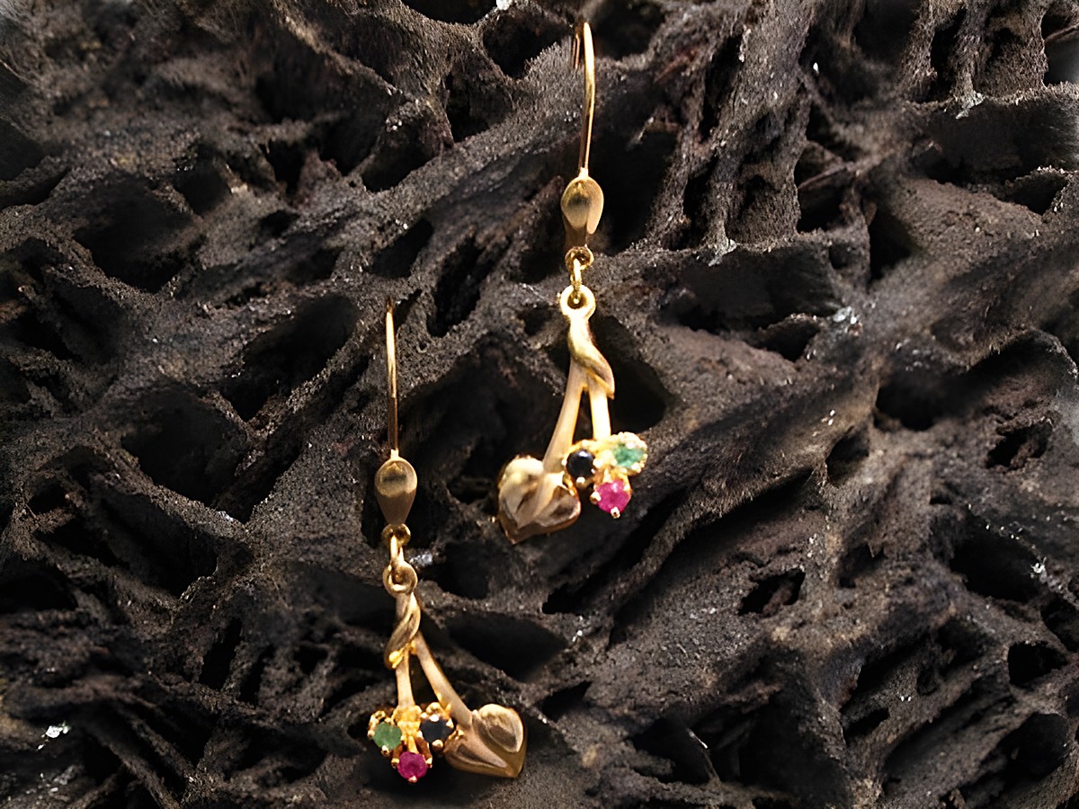 Ohrringe Gold Ohrhänger mit Smaragd, Rubin und Safir von Juwelier Harnisch, elegantes Design mit farbigen Steinen, perfekt für besondere Anlässe.