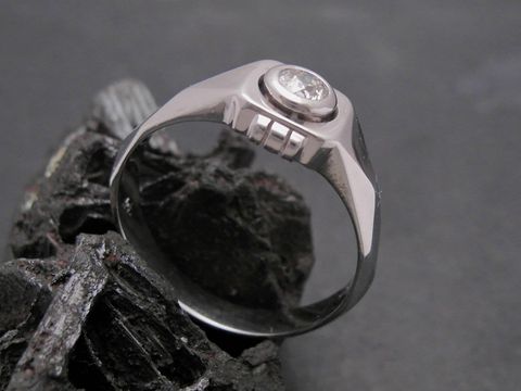 Gold Ring beeindruckend aus Weißgold 750 mit Altschliff Brillant. Der Goldring in Größe 66 stammt von Juwelier Harnisch und eignet sich für über Größe 60/19.