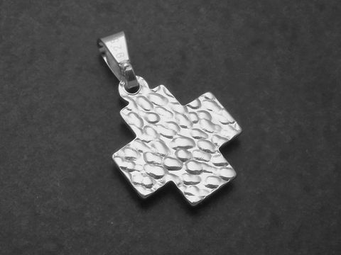 Silber Anhänger in Form eines gleichschenkligen Kreuzes, schlichtes Design mit einer gehämmerten Oberfläche, Hersteller: Juwelier Harnisch, ideal als persönliche oder religiöse Ergänzung.