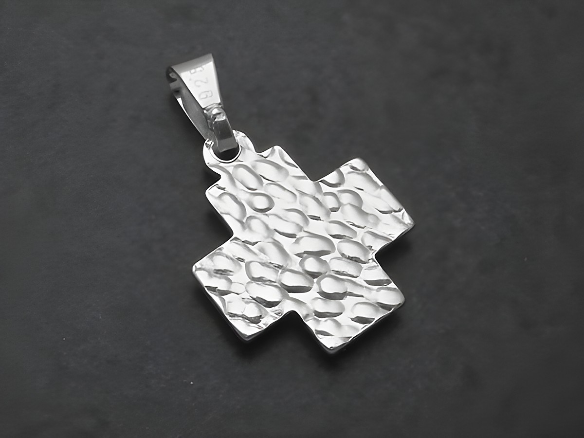 Silber Anhänger in Form eines gleichschenkligen Kreuzes, schlichtes Design mit einer gehämmerten Oberfläche, Hersteller: Juwelier Harnisch, ideal als persönliche oder religiöse Ergänzung. – Ansicht 2