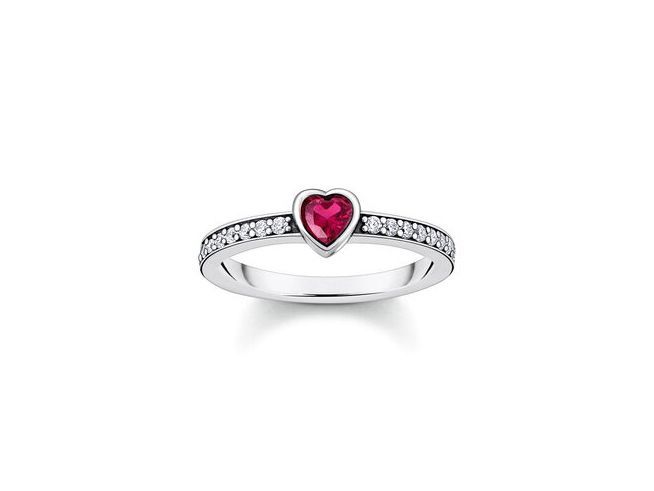 Solitärring mit Herzstein aus Silber mit rotem synthetischen Korund und Zirkonia, Größe 56, von Thomas Sabo. Elegant und strahlend, ideal für besondere Anlässe.