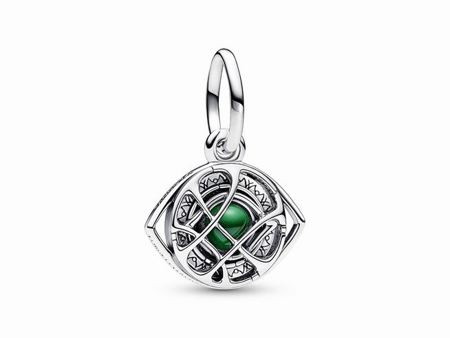792757000-0 Charm-Anhänger aus Sterlingsilber im Design des Auge des Agamotto von Marvel Doctor Strange mit grünem Kristall in filigraner Gitterstruktur. Ideal für Schmuckliebhaber.