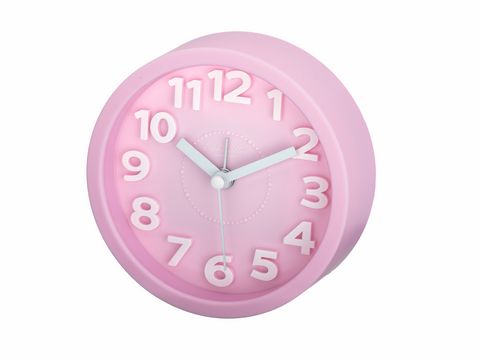 Runder rosa Wecker mit schleichender Sekunde und Alarmfunktion von Juwelier Harnisch. Die Ziffern sind gut lesbar und das Design ist modern und ansprechend.