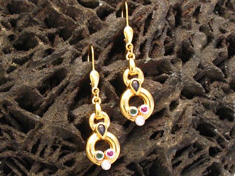 Goldene Ohrhänger mit Smaragd, Safir und Rubin, hergestellt vom Juwelier Harnisch, elegant mit bunten Edelsteinen verziert, ein stilvolles Accessoire.