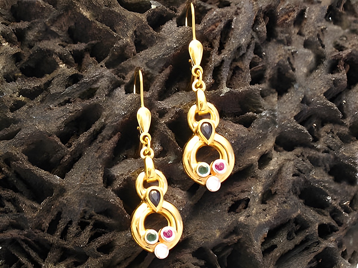 Goldene Ohrhänger mit Smaragd, Safir und Rubin, hergestellt vom Juwelier Harnisch, elegant mit bunten Edelsteinen verziert, ein stilvolles Accessoire.