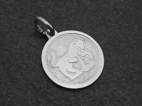 Runder 3D Silber Anhänger mit dem Sternzeichen Stier, hergestellt von Juwelier Harnisch, feine Details und hochwertige Verarbeitung. Ideal für Liebhaber astrologischer Schmuckstücke.