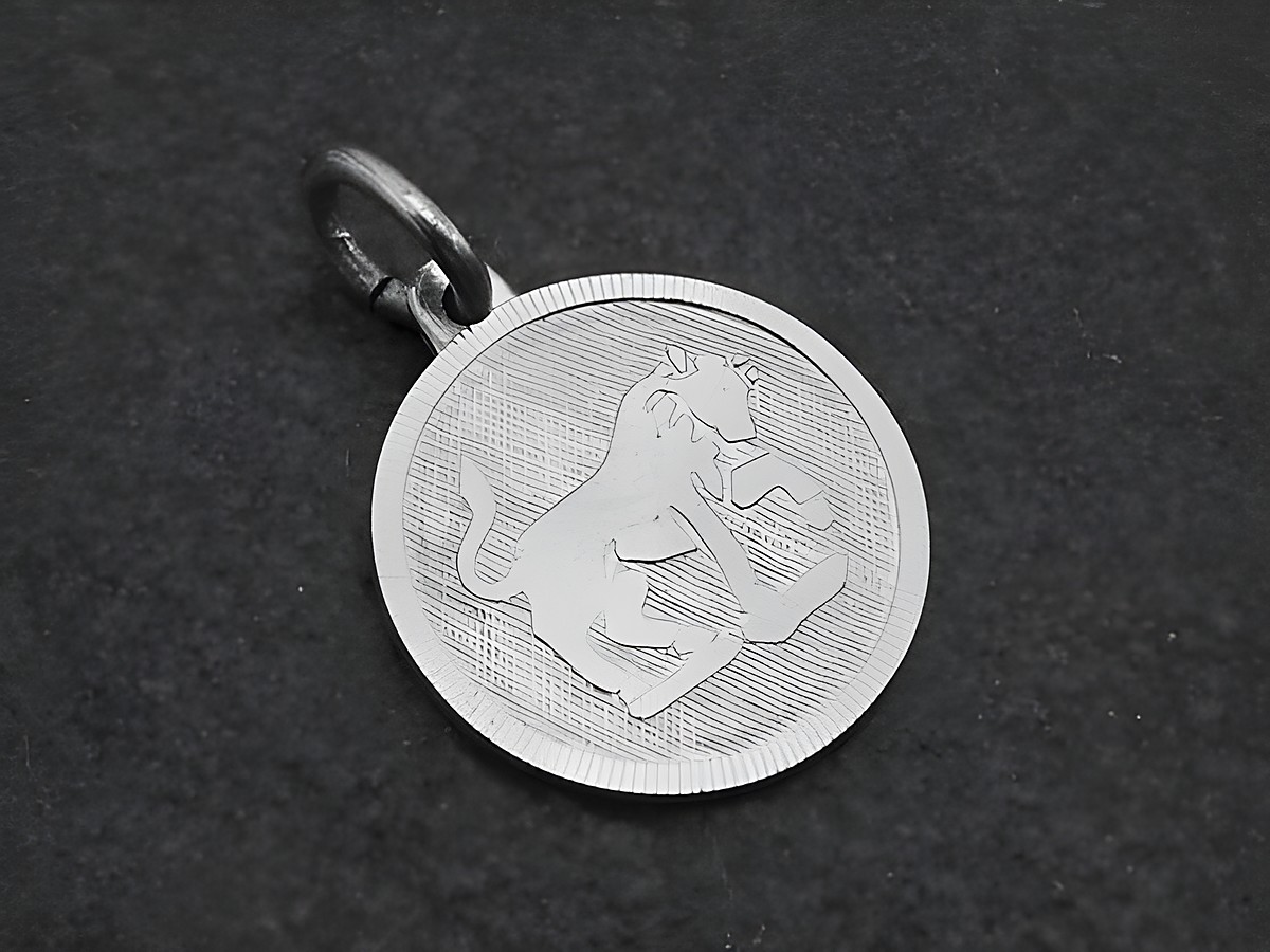 Runder 3D Silber Anhänger mit dem Sternzeichen Stier, hergestellt von Juwelier Harnisch, feine Details und hochwertige Verarbeitung. Ideal für Liebhaber astrologischer Schmuckstücke.