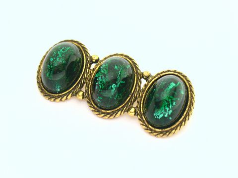Designer Damen Brosche Wunderschön Grün NEU Hersteller Juwelier Harnisch Broschen Modeschmuck mit drei ovalen, grünen Steinen und goldfarbigem Rahmen.
