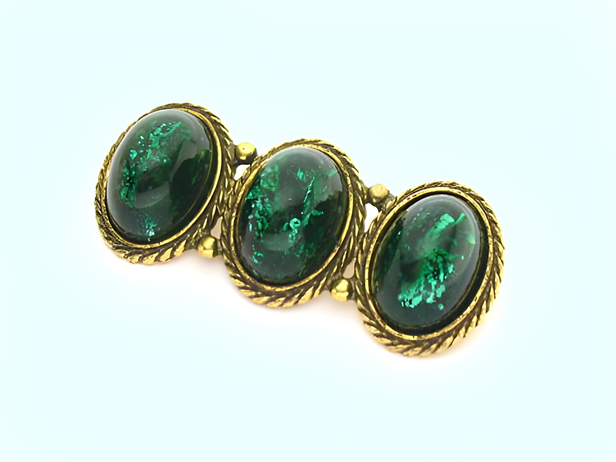 Designer Damen Brosche Wunderschön Grün NEU Hersteller Juwelier Harnisch Broschen Modeschmuck mit drei ovalen, grünen Steinen und goldfarbigem Rahmen.