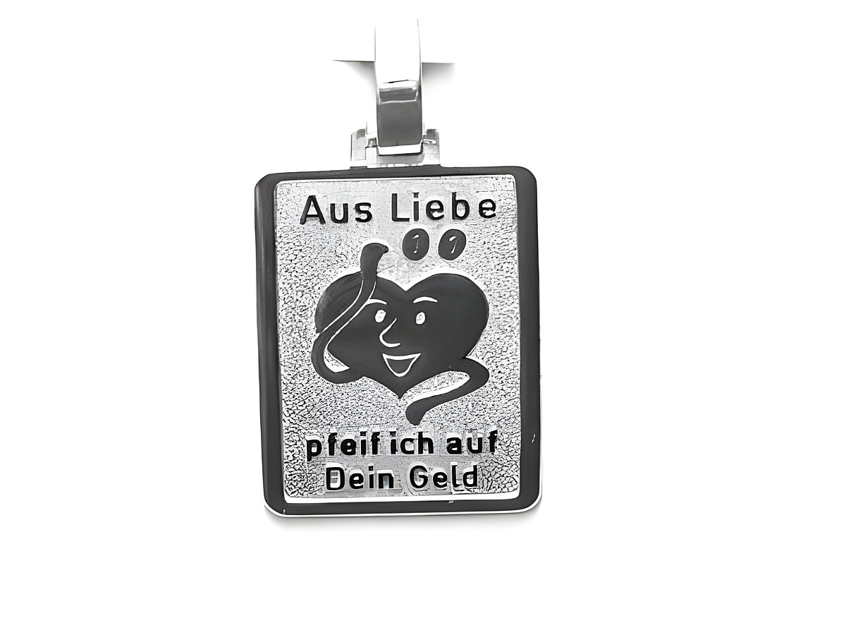 Silber Anhänger mit dem Motiv eines lächelnden Herzens und der Aufschrift Aus Liebe pfeif ich auf dein Geld, hergestellt von Juwelier Harnisch.