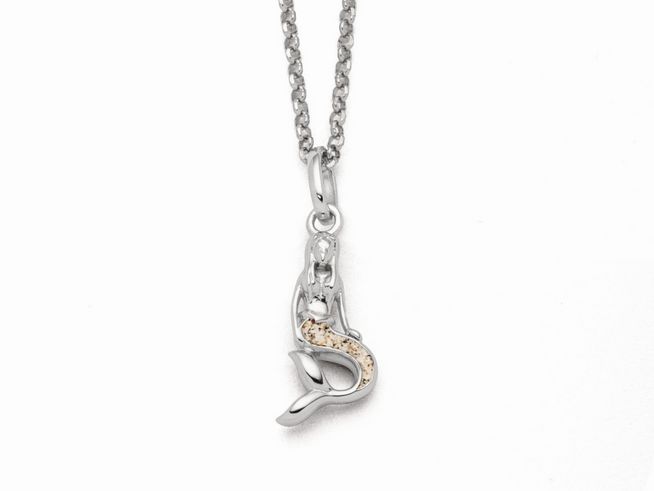 Eine silberne Kette mit einer Meerjungfrau als Anhänger, die Details im oberen Teil zeigt und einen glänzenden Schwanz hat. Die Kette hat eine Länge von 42 cm und ist aus Sterlingsilber gefertigt.