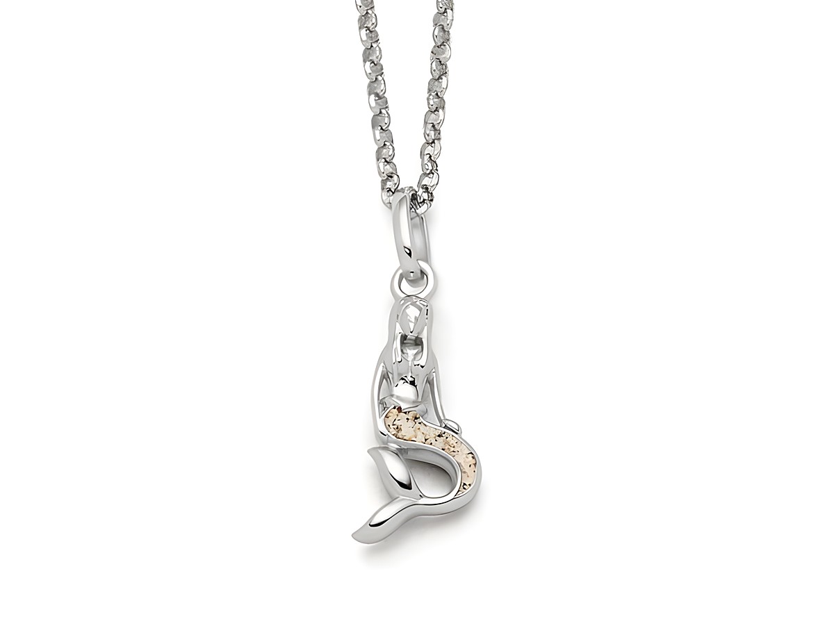 Eine silberne Kette mit einer Meerjungfrau als Anhänger, die Details im oberen Teil zeigt und einen glänzenden Schwanz hat. Die Kette hat eine Länge von 42 cm und ist aus Sterlingsilber gefertigt.