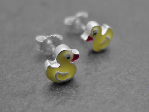 Niedliche Ente Ohrringe aus Sterling Silber mit lackierten Details in gelb, rot, weiß und schwarz, hergestellt vom Juwelier Harnisch, ideal für Kinder.