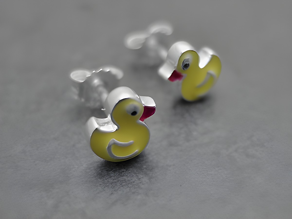Niedliche Ente Ohrringe aus Sterling Silber mit lackierten Details in gelb, rot, weiß und schwarz, hergestellt vom Juwelier Harnisch, ideal für Kinder.