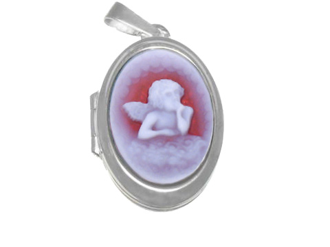 Ein silbernes Medaillon mit einer roten Achat Gemme, die einen schlafenden Engel zeigt, umgeben von Wolken in sanften Farbtönen. Juwelier Harnisch.