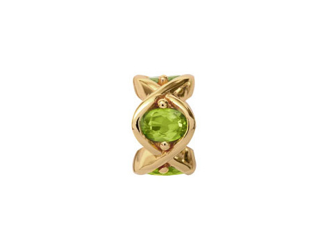 Schmuckstück aus Gold mit goldenem und silbernem Element, in der Mitte ein facettierter Peridot, der von filigranen Verzierungen umrahmt ist, stilvolles Design für jeden Anlass.