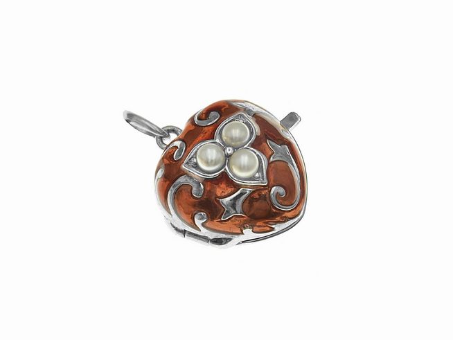 Silber Medaillon in Herzform mit nostalgischem Design, verziert mit Zuchtperlen und rotem Lack, Hersteller Juwelier Harnisch. Ein stilvolles Schmuckstück für besondere Anlässe.
