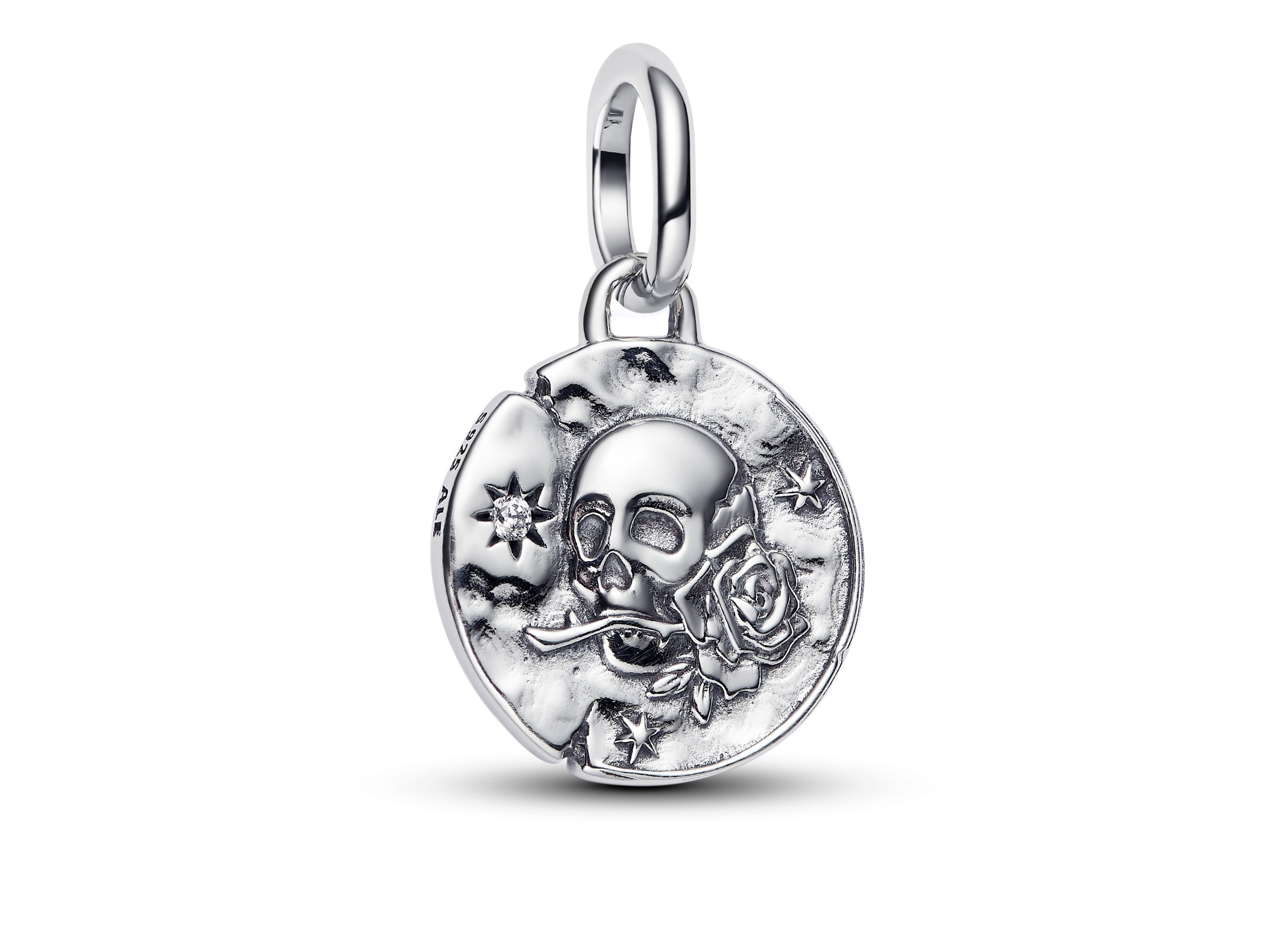 Sterling Silber Charm mit Totenkopf-Motiv, verziert mit Zirkonia und einer Rose, umgeben von Sternen, symbolisiert CARPE DIEM und die Vergänglichkeit des Lebens, von Pandora, Neuheit.