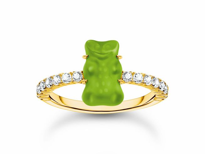 Der Thomas Sabo HARIBO Ring mit einem grünen Gummibärchen aus Zirkonia und silberner sowie gelbgold vergoldeter Fassung vereint verspieltes Design mit edlem Glanz in Größe 50.