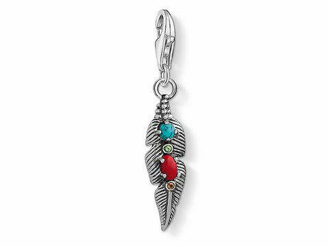 Charm-Anhänger von Thomas Sabo, Artikelnummer 1463-332-7, aus Silber in Form einer Ethno-Feder, verziert mit bunten Steinen in Blau, Rot und Grün. Ideal für individuelle Schmuckgestaltung.