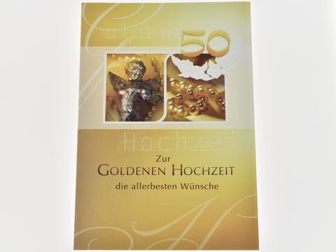 Eine Hochzeitskarte mit der Aufschrift zur goldenen Hochzeit, verziert mit einem Engel und einer Perlenkette, produziert von Juwelier Harnisch.