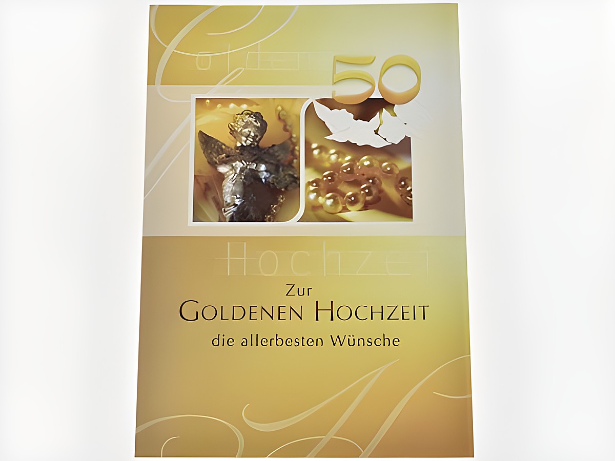 Eine Hochzeitskarte mit der Aufschrift zur goldenen Hochzeit, verziert mit einem Engel und einer Perlenkette, produziert von Juwelier Harnisch.