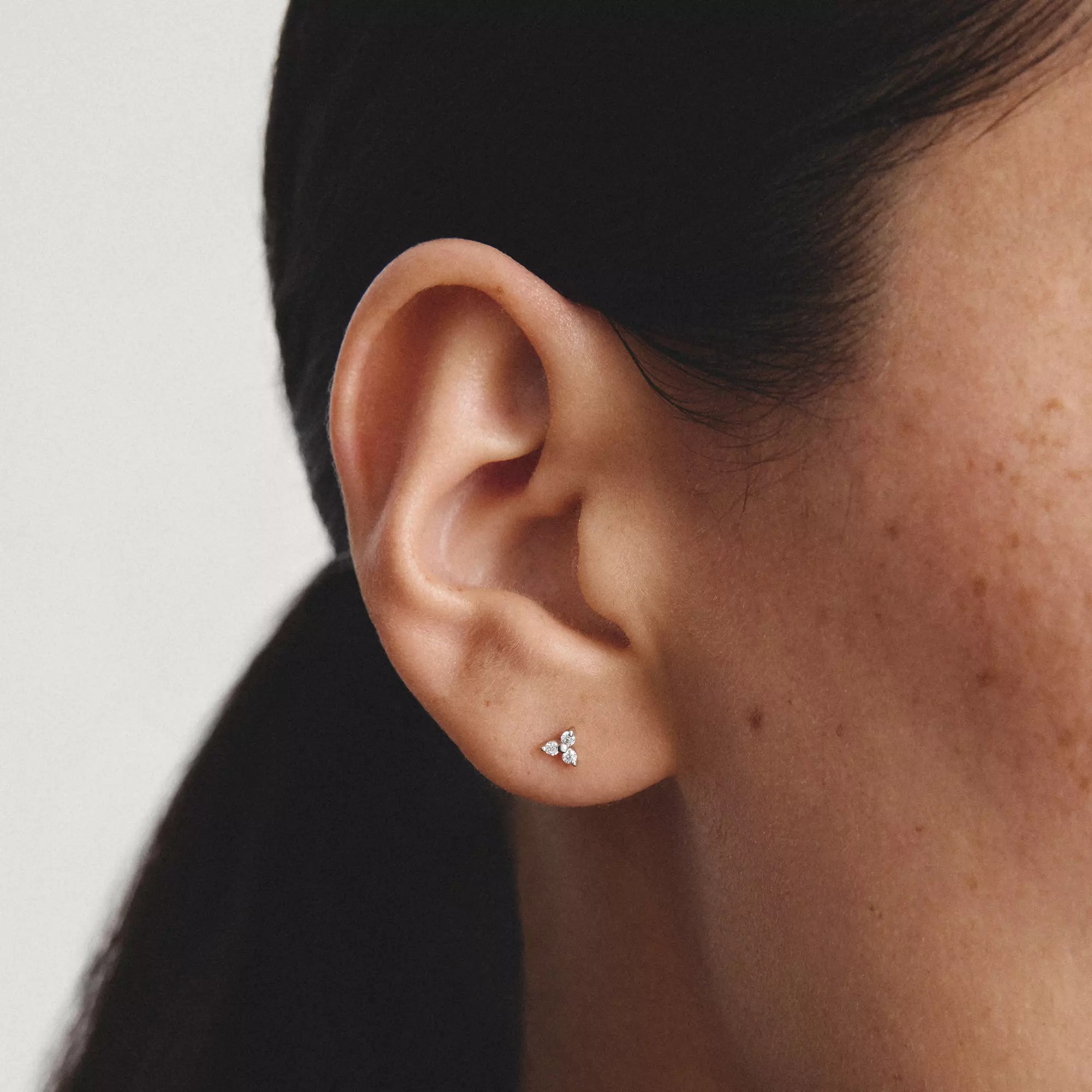 Thomas Sabo Ohrstecker mit weißem Zirkonia – Silber – 3,9 mm breit – Ansicht 4